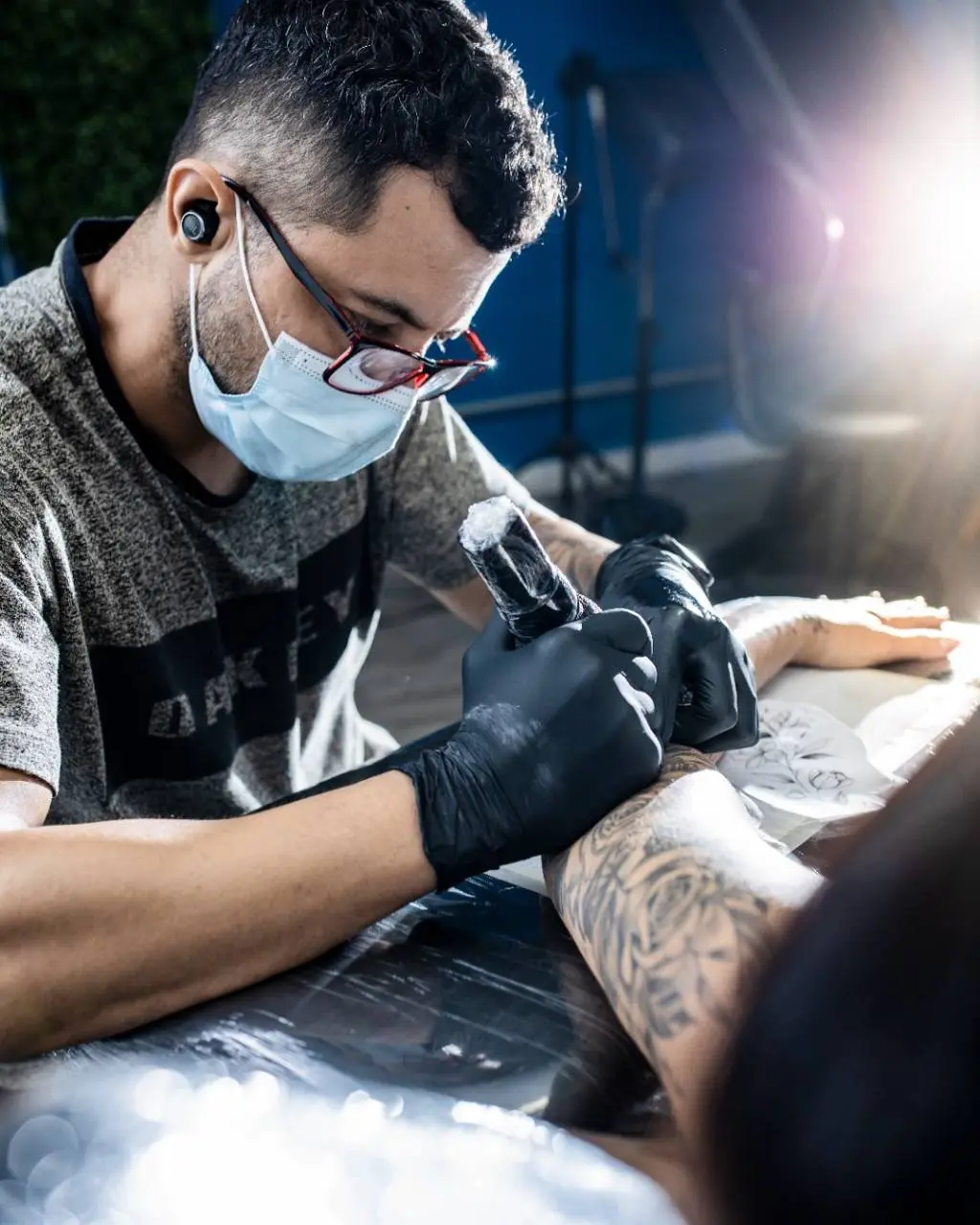 Carlos Alberto, tatuador em sessão